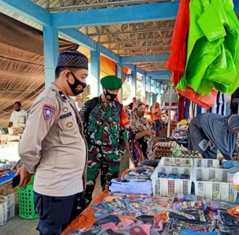 Patroli di Pasar Soppeng, Babinsa Lilirilau Masih Temukan Penggunaan Masker yang Kurang Tepat