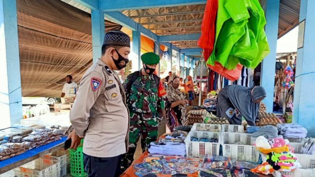 Patroli di Pasar Soppeng, Babinsa Lilirilau Masih Temukan Penggunaan Masker yang Kurang Tepat
