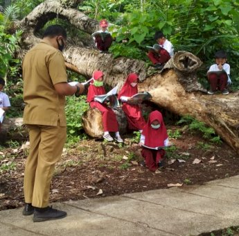 Guru di Soppeng Gelar Belajar-Mengajar Tatap Muka Dengan Murid di Alam Terbuka Mattabulu