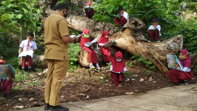 Guru di Soppeng Gelar Belajar-Mengajar Tatap Muka Dengan Murid di Alam Terbuka Mattabulu