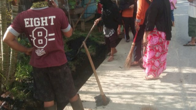 Kegiatan kerja bakti "Minggu Bersih" warga Kelurahan Lalolara. Foto: istimewa.