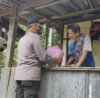 Polres Sinjai Bagikan Sembako ke Warga Kurang Mampu di Sinjai Barat