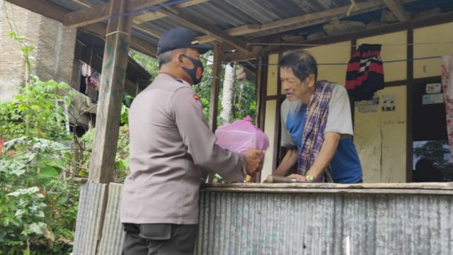 Polres Sinjai Bagikan Sembako ke Warga Kurang Mampu di Sinjai Barat