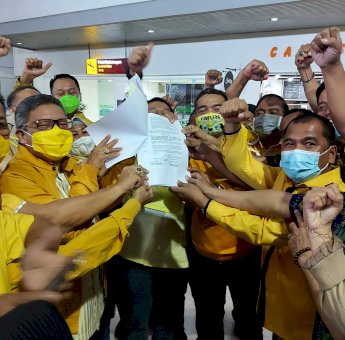 Bawa Pulang SK Pengurus Golkar Sulsel, Taufan Pawe Dijemput Puluhan Kader Partai