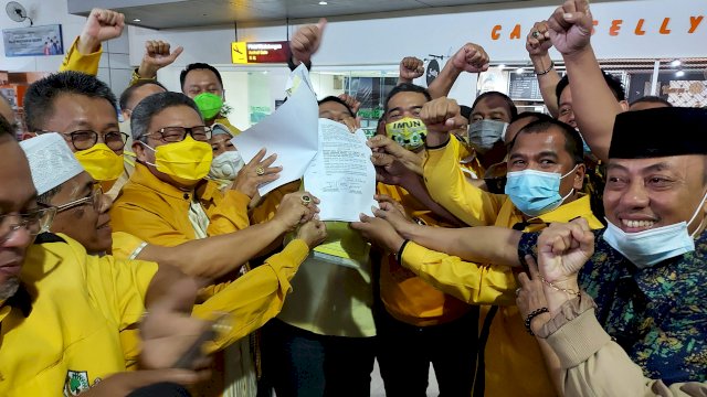 Ketua DPD I Golkar Sulsel Taufan Pawe, bersama Pengurus dan Kader Partai memperlihatkan Tandatangan Ketua Umum DPP Golkar Airlangga Hartarto dan Sekjen Lodewijk Paulus, di Bandara Sultan Hasanuddin Makassar, Senin (23/11/2020).