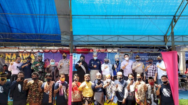 Bupati Banggai Kepulauan dan Komisaris Utama PT. MAI saat silaturahim dengan nelayan bajo, Sabtu (31/10/2020).Foto: istimewa