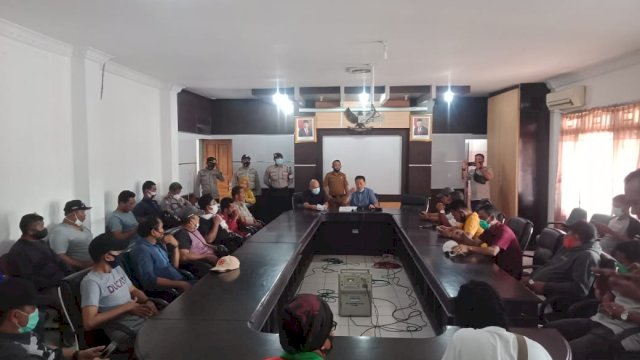 TKBM Tunas Bangsa Mandiri saat mendatangi Kantor DPRD Provinsi Sultra, Senin (02/11/2020). Foto: istimewa
