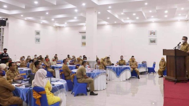 Wali Kota Kendari, Sulkarnain Kadir saat membuka kegiatan MKKS-SMP di Aula restoran Surya, Senin (02/11/2020). Foto: istimewa