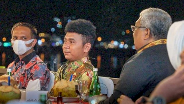 Stafsus Presiden RI, Billy Mambrasar bersama Gubernur Sultra Ali Mazi saat jamuan makan malam, Selasa (03/11/2020). Foto: istimewa