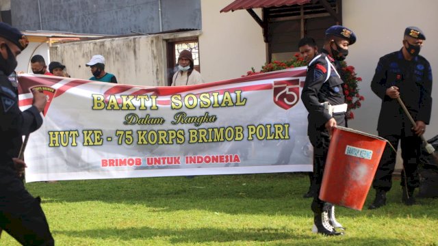 Jelang HUT Ke-75 Korps Brimob, Batalyon C Pelopor Polda Sulsel Gelar Kerja Bakti di Rumah Ibadah