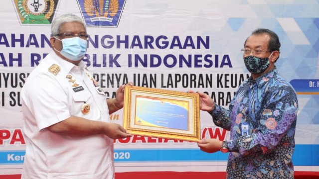 Gubernur Sultra Ali Mazi (kiri) dan Kepala Kanwil Dirjend Perbendaharaan Sultra Arif Wibawa (kanan). Foto: istimewa