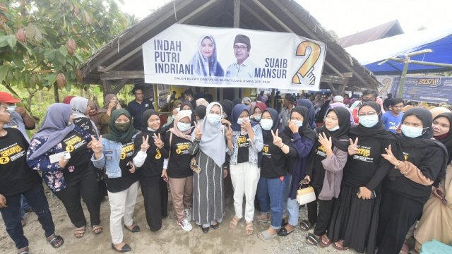 Calon bupati Luwu Utara,Indah Putri Indriani foto bareny Anak didik Datok Sulaiman (Adidas) Luwu Utara, di Kecamatan Malangke. Rabu (04/11/2020)