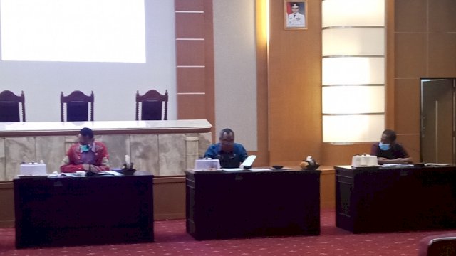 Asisten Administrasi Pemerintahan dan Kesra Sekretariat Daerah (Setda) Sultra, Basiran saat memimpin rapat persiapan kegiatan upacara Hari Pahlawan. Foto: istimewa