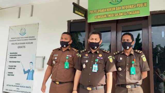 Kasi Penkum Kejati Sultra, Herman Darmawan (tengah). Foto: istimewa.