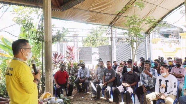 Wali Kota Kendari, Sulkarnain Kadir (baju kuning) saat berdialog dengan warga Kel. Anggoeya. Foto: istimewa