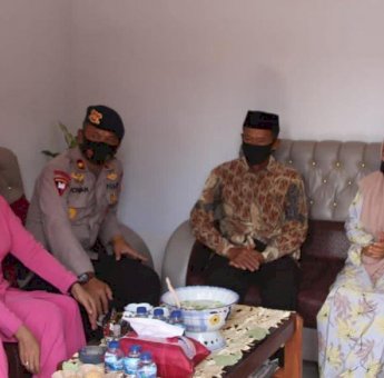 Suasana Haru Warnai Kegiatan Anjangsana Batalyon C Pelopor Dalam Rangka HUT ke-75 Korps Brimob Polri