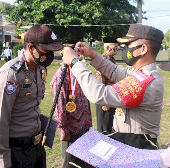 Kapolres Baubau beri Penghargaan Kepada Babinkantibmas Berprestasi dan Purnabakti