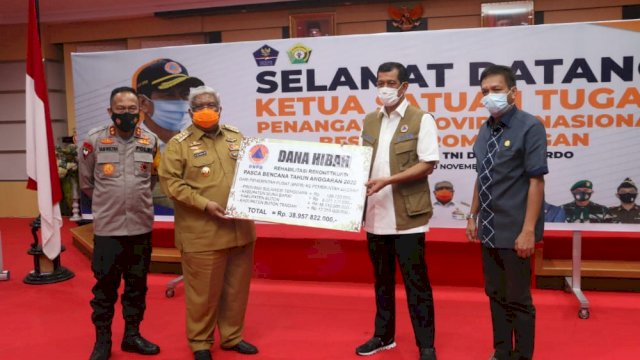 Gubernur Sultra Ali Mazi (Kedua dari kiri) saat menerima bantuan fasilitas penangan Covid-19 yang diserahkan langsung oleh Ketua Satgas Penanggulangan Covid-19 Doni Munardo (Kedua dari kanan). Foto: Ewit/ Kominfo