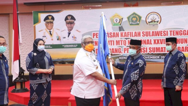 Gubernur Sultra Ali Mazi saat pelepasan Kafilah Sultra pada MTQ tingkat nasional ke-28. Foto: Frans P/ Kominfo