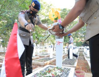 Jelang HUT Brimob, Batalyon C Pelopor Gelar Ziarah Rombongan di TMP Kota Watampone