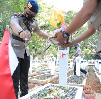 Jelang HUT Brimob, Batalyon C Pelopor Gelar Ziarah Rombongan di TMP Kota Watampone