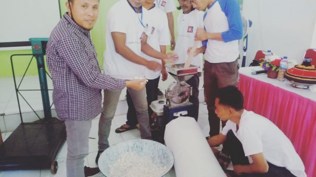 Kades Lampanairi La Ode Syarifuddin (kemeja kotak-kotak). Foto: istimewa