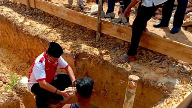 Kepala BLK Kendari Dr. La Ode Haji Polondu saat pelatakan batu pertama pembangunan gedung BLK Komunitas Ponpes Tahfidz Al-Jannah. Foto: istimewa