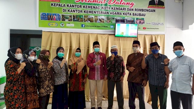 Ka Kan Kemenag Kota Baubau H. Rahman Ngkaali bersama rombongan Kemenag Kota Kendari. Foto: Humas Kemenag Kota Baubau