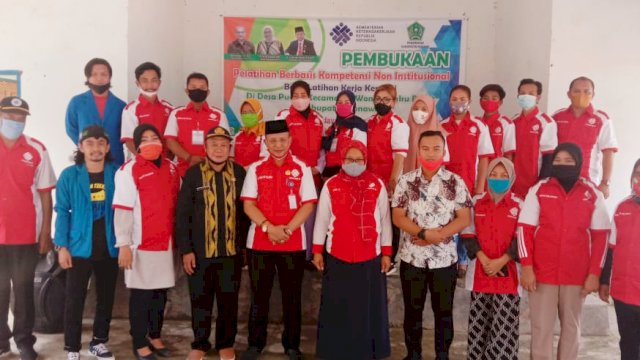 Kepala BLK Kendari Dr. La Ode Haji Polondu bersama BLK Konawe dan peserta pelatihan. Foto: istimewa