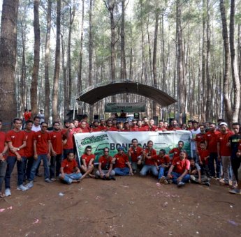 Bone Car Pick Up Auto Club Sumbang Tempat Sampah di Hutan Pinus Bulu Tanah
