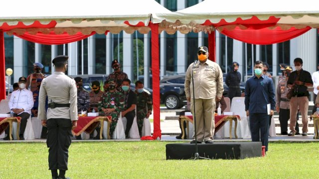 Gubernur Sultra Ali Mazi saat memimpin Apel Konsolidasi Siaga Bencana. Foto: Laode Kaharmin/ Kominfo