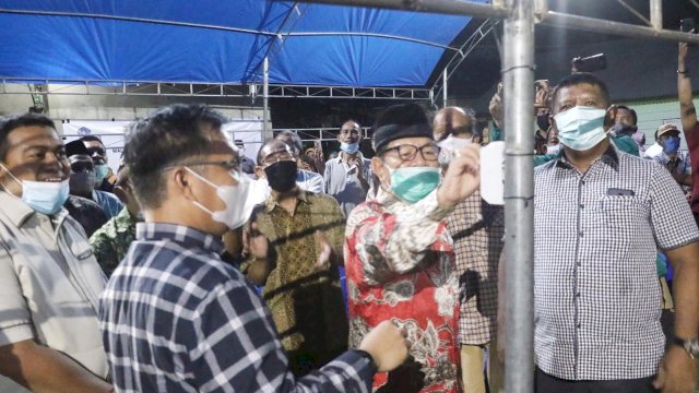 Walikota Kendari Sulkarnain Kadir dan Masyhur Masie Abunawas saat meresmikan kampung terang di Kel. Anduonohu. Foto: istimewa