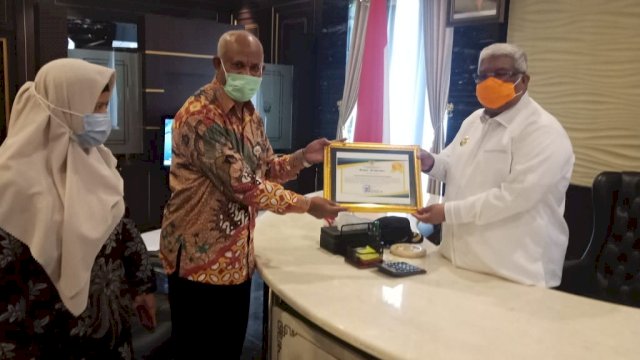 Gubernur Sultra Ali Mazi saat menerima penghargaan dari BKN. Foto: istimewa