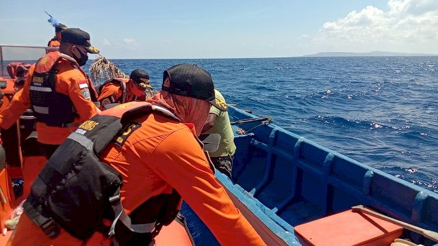 Tim Rescue Pos Sar Wakatobi saat menemukan korban tenggelam di sekitaran perairan Lasalimu. Foto: istimewa