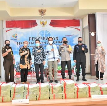 2705 Warga Luwu Utara Terima Sertifikat PTSL dan Redistribusi Tanah