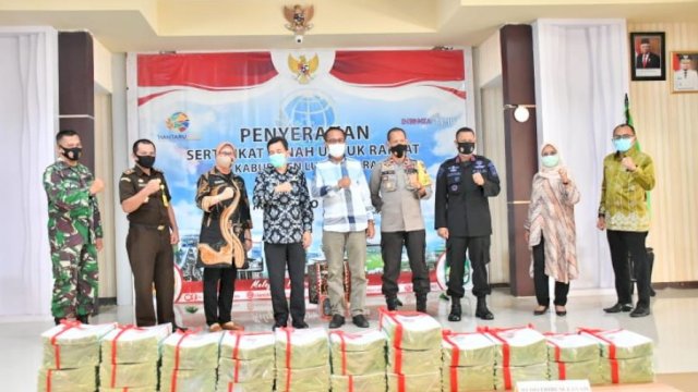 2705 Warga Luwu Utara Terima Sertifikat PTSL dan Redistribusi Tanah