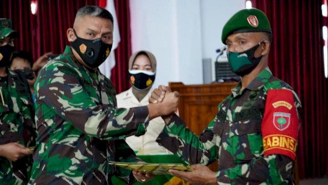 Danrem 143/HO, Brigjen TNI Jannie A. Siahaan (kiri) dan Serka Abusari (kanan). Foto: istimewa