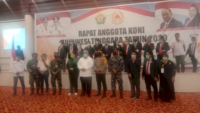 Gubernur Sultra Ali Mazi dan Ketua KONI Sultra Agista Ariani Ali Mazi dalam kegiatan Rapat Anggota KONI Sultra tahun 2020. Foto: istimewa