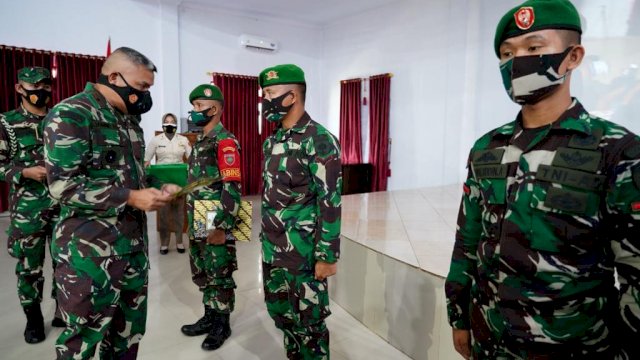 Danrem 143/HO, Brigjen TNI Jannie A. Siahaan memberikan penghargaan kepada dua prajurit TNI AD yang berhasil mempersembahkan medali perak Sultra pada kejuaraan Kempo tahun 2020. Foto: istimewa