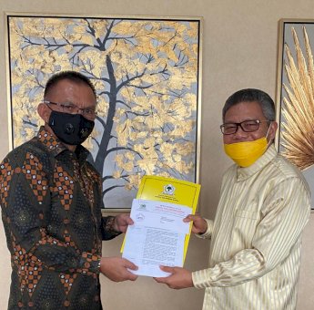 Taufan Pawe Resmi Terima SK Kepengurusan Partai Golkar Sulsel