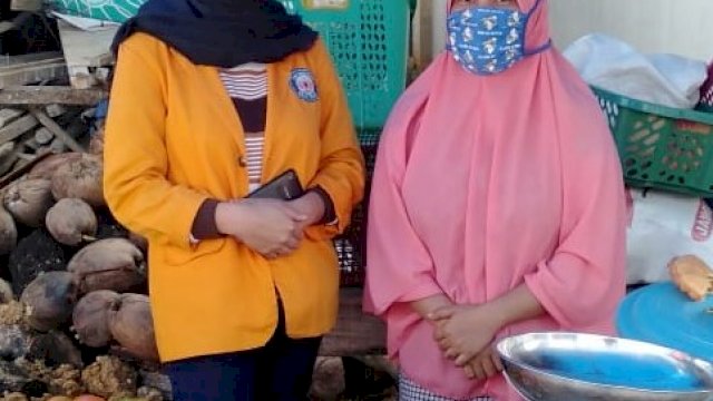 Salah satu peserta KKN Tematik UHO di salah satu pasar lokasi KKN. Foto: istimewa