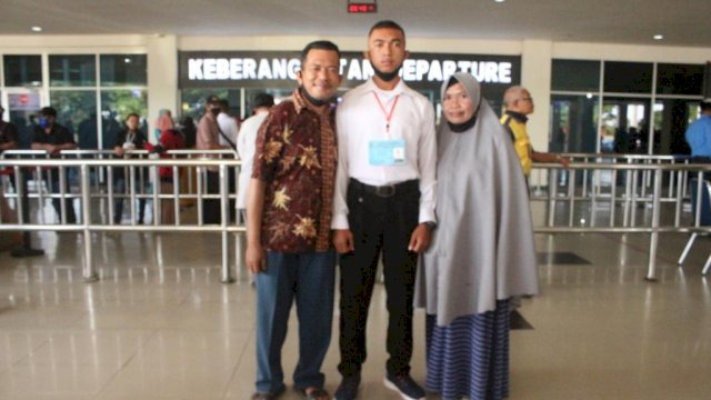 Arhamudin bersama kedua orang tuanya. Foto: istimewa