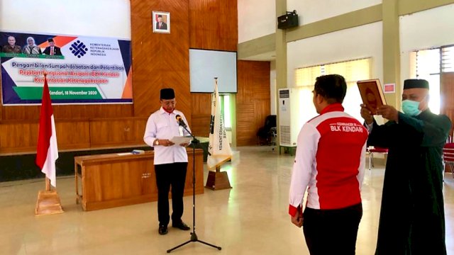 Kepala BLK Kendari saat melantik Pejabat Arsiparis. Foto: istimewa