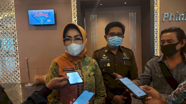 Sekda Sultra Nur Endang Abbas saat diwawancarai oleh awak media. Foto: istimewa