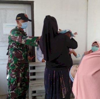 Peduli Kesehatan Ibu dan Anak, Babinsa Koramil 05/ Tinanggea Lakukan Pendampingan di Posyandu