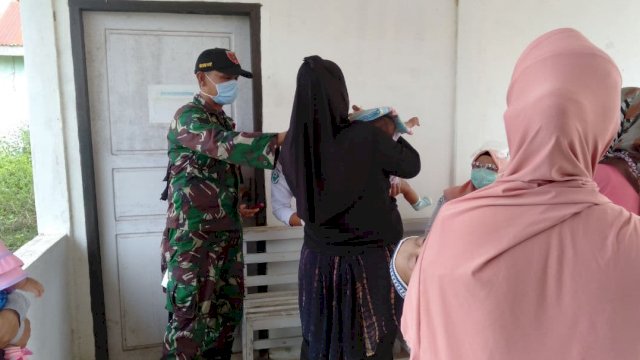 Pendampingan kegiatan Posyandu oleh Babinsa Koramil 05/Tinanggea Kodim 1417/Kendari. Foto: istimewa