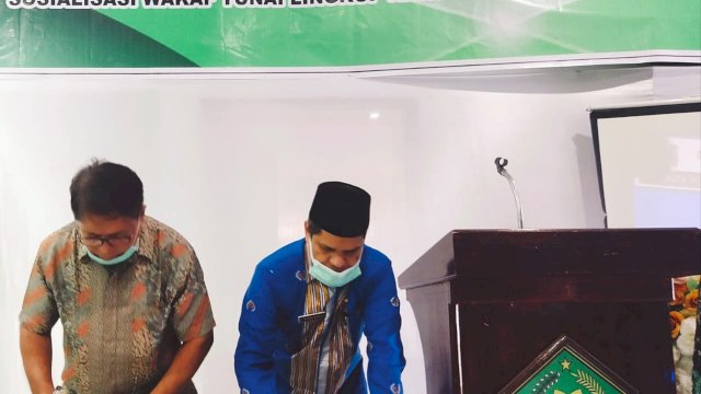 Ketua BWI Kota Baubau H. Rahman Ngkaali (kanan) dan Kepala BPN Kota Baubau La Ariki, A. Ptnh., S.H., M.Si. (kiri). Foto: Humas Kemenag Kota Baubau