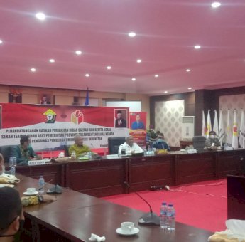 Perkuat Sinergitas dan Harmonisasi, Gubernur Sultra Serahkan Aset Pemprov ke Bawaslu