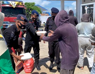 Jumat Berkah, Baznas Dan Batalyon C Brimob Sulsel Bagikan Makanan Ke Pondok Pesantren dan Buruh Kapal