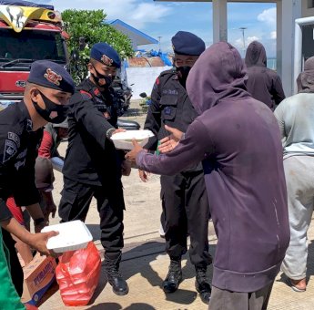 Jumat Berkah, Baznas Dan Batalyon C Brimob Sulsel Bagikan Makanan Ke Pondok Pesantren dan Buruh Kapal